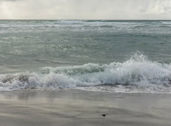 Fale Rozbijające Się Plaży — Zdjęcie stockowe