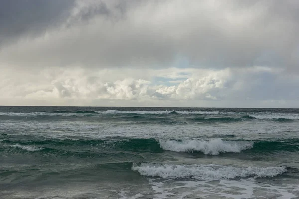 Burzliwe Fale Morskie Plaży — Zdjęcie stockowe