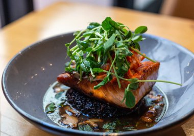 Sebzeli ve soslu ızgara somon.