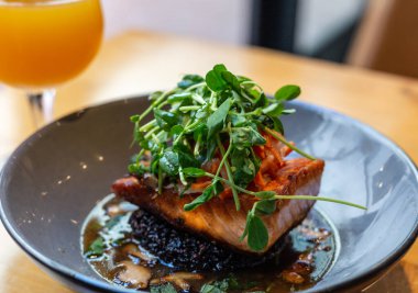 Sebzeli ve soslu ızgara somon.