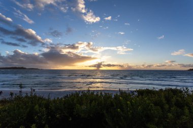 Denizin üzerinde güzel bir gün batımı