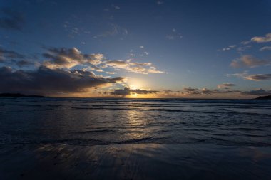 Denizin üzerinde güzel bir gün batımı