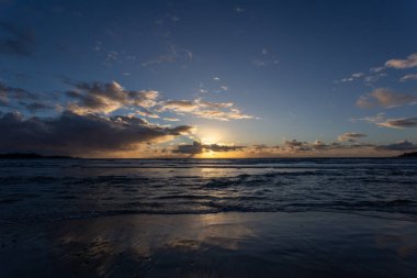 Denizin üzerinde güzel bir gün batımı