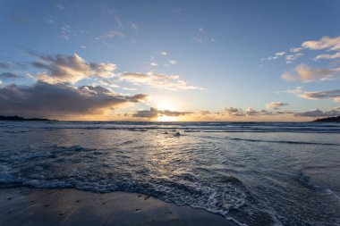 Denizin üzerinde güzel bir gün batımı