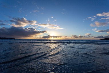 Denizin üzerinde güzel bir gün batımı