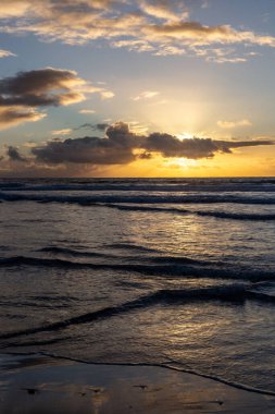 Denizin üzerinde güzel bir gün batımı