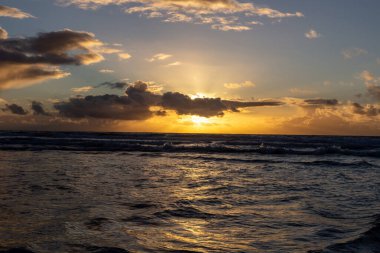 Denizin üzerinde güzel bir gün batımı