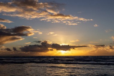 Denizin üzerinde güzel bir gün batımı