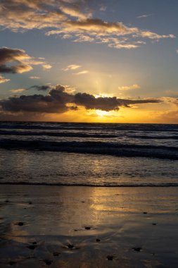 Denizin üzerinde güzel bir gün batımı