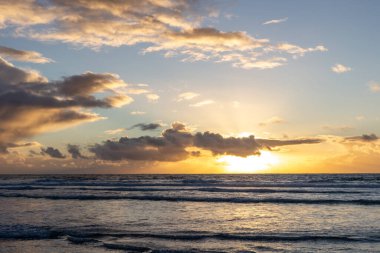 Denizin üzerinde güzel bir gün batımı
