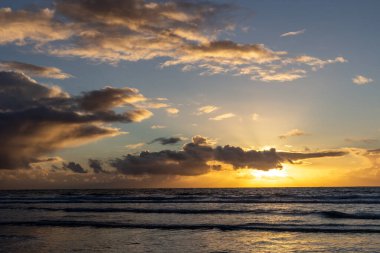 Denizin üzerinde güzel bir gün batımı