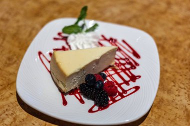 Böğürtlenli ve naneli cheesecake.