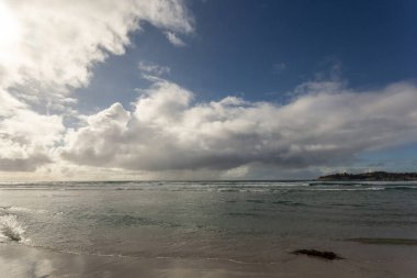 Güzel deniz manzarası ve kumsal.