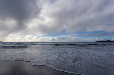 Denizin üzerinde fırtına bulutları