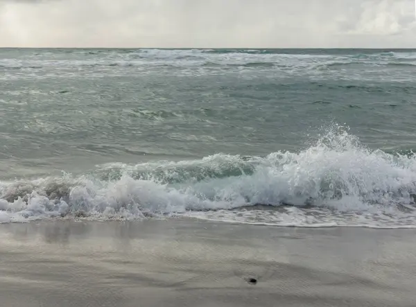 Wellen Krachen Auf Den Strand — Stockfoto