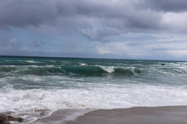 Kumsalda fırtınalı deniz dalgaları