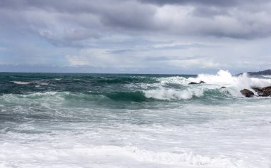 Kumsala vuran fırtınalı deniz dalgaları.