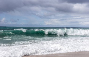 Dalgalar sahile çarpıyor.
