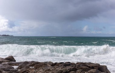 Kumsala vuran fırtınalı deniz dalgaları.