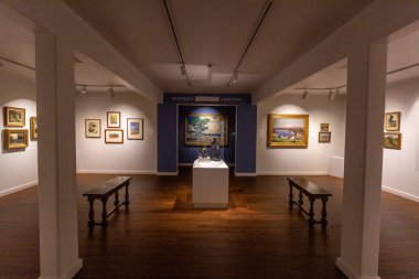 Modern bir otelin içinde.