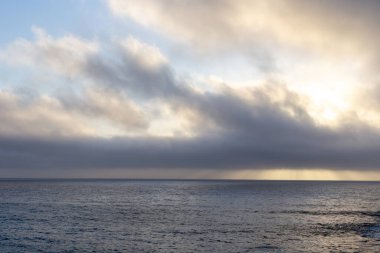 Denizin üzerinde güzel bir gün batımı