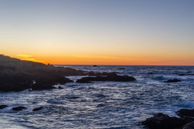 Denizin üzerinde güzel bir gün batımı