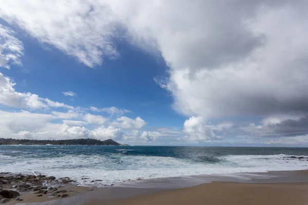Vacker Strand Med Vågor Och Blå Himmel — Stockfoto