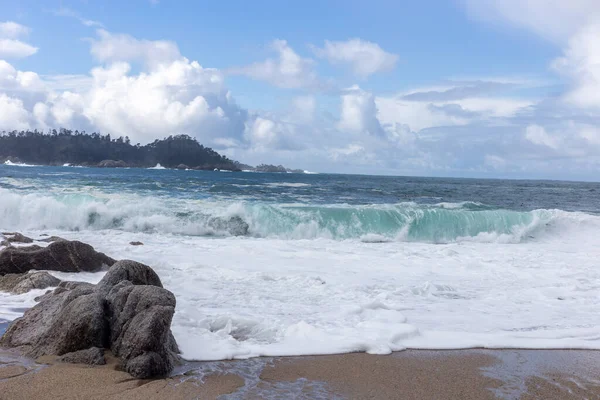 美丽的海滩 有波浪和岩石 — 图库照片