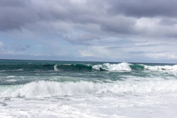 嵐の海の波がビーチで — ストック写真