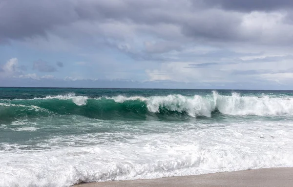 Ondas Batendo Praia — Fotografia de Stock