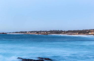 Deniz kıyısının güzel manzarası