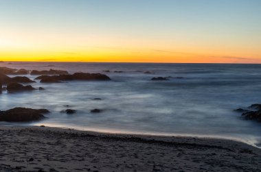 Denizin üzerinde güzel bir gün batımı