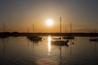Sahilde güzel bir gün batımı manzarası
