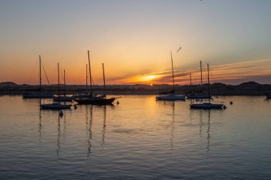 Deniz kıyısında gün batımı