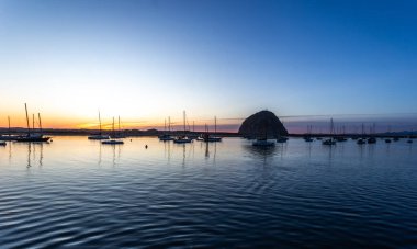 Denizin üzerinde güzel bir gün batımı