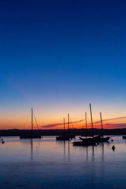 Denizin üzerinde gün batımı