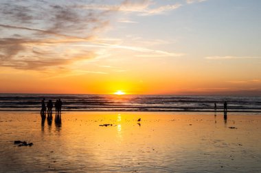 Sahilde gün batımı