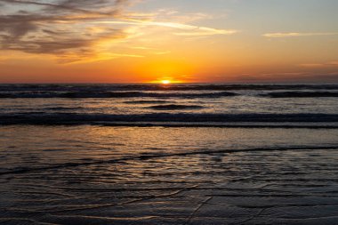 Denizin üzerinde güzel bir gün batımı