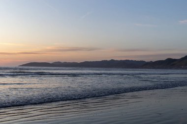 Denizin üzerinde güzel bir gün batımı