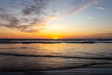 Denizin üzerinde güzel bir gün batımı