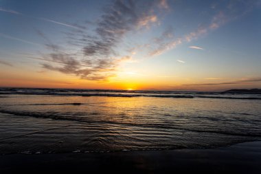 Denizin üzerinde güzel bir gün batımı