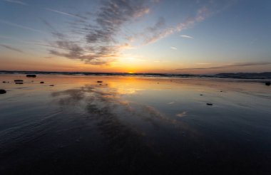 Denizin üzerinde güzel bir gün batımı