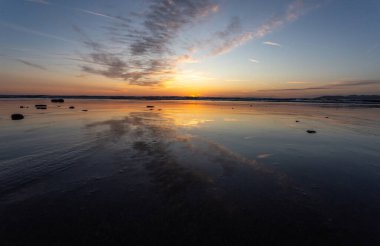Denizin üzerinde güzel bir gün batımı