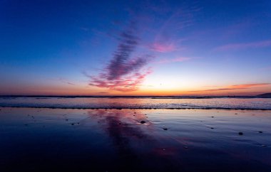 Denizin üzerinde güzel bir gün batımı