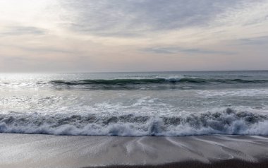 dalgalar ve deniz ile güzel deniz manzarası