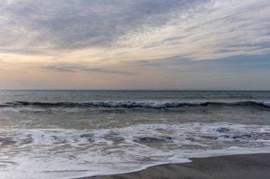 Gün batımında güzel deniz kıyısı