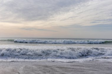 Sahilde güzel deniz dalgaları