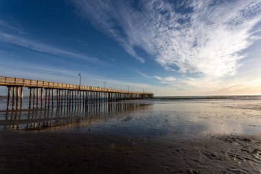 Denizin üzerinde güzel bir gün batımı