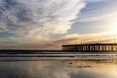 Denizin üzerinde güzel bir gün batımı