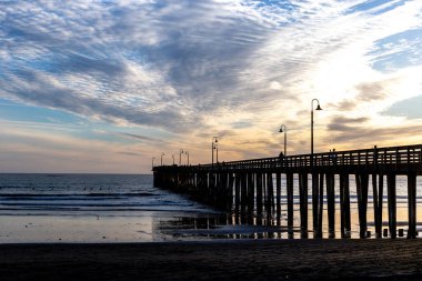 Denizin üzerinde güzel bir gün batımı